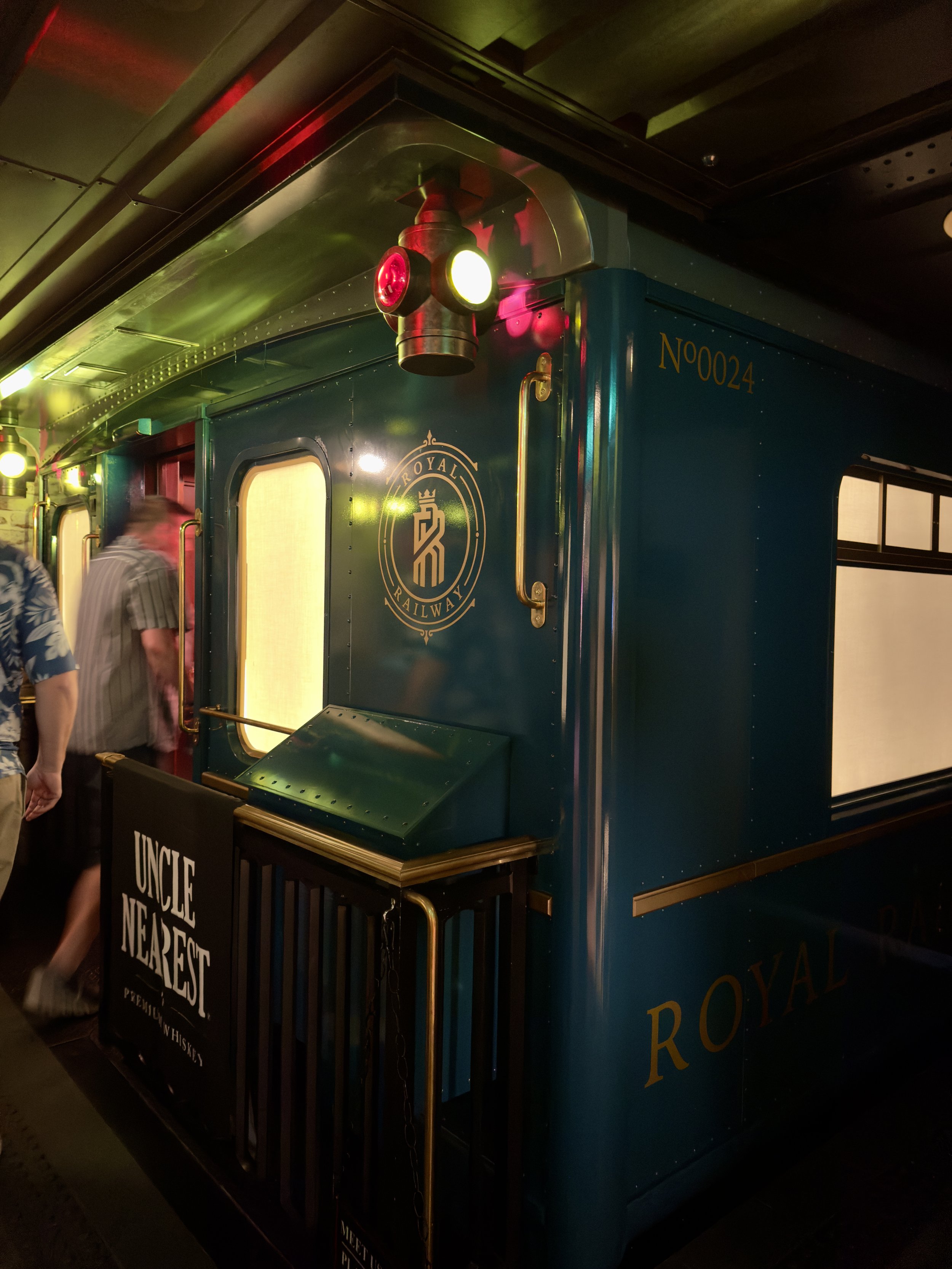 Royal Railway carriage N90024 with vintage signal lamp display
